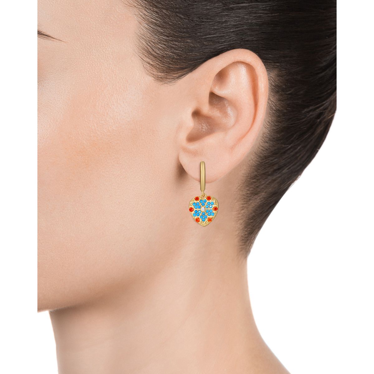 Close-up of a woman's ear wearing VICEROY JEWELS Mod. 13108E100-39 silver earrings with colorful stones.