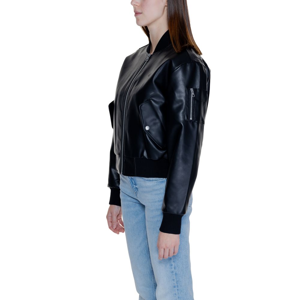Front view with bag zipped and handles upright.