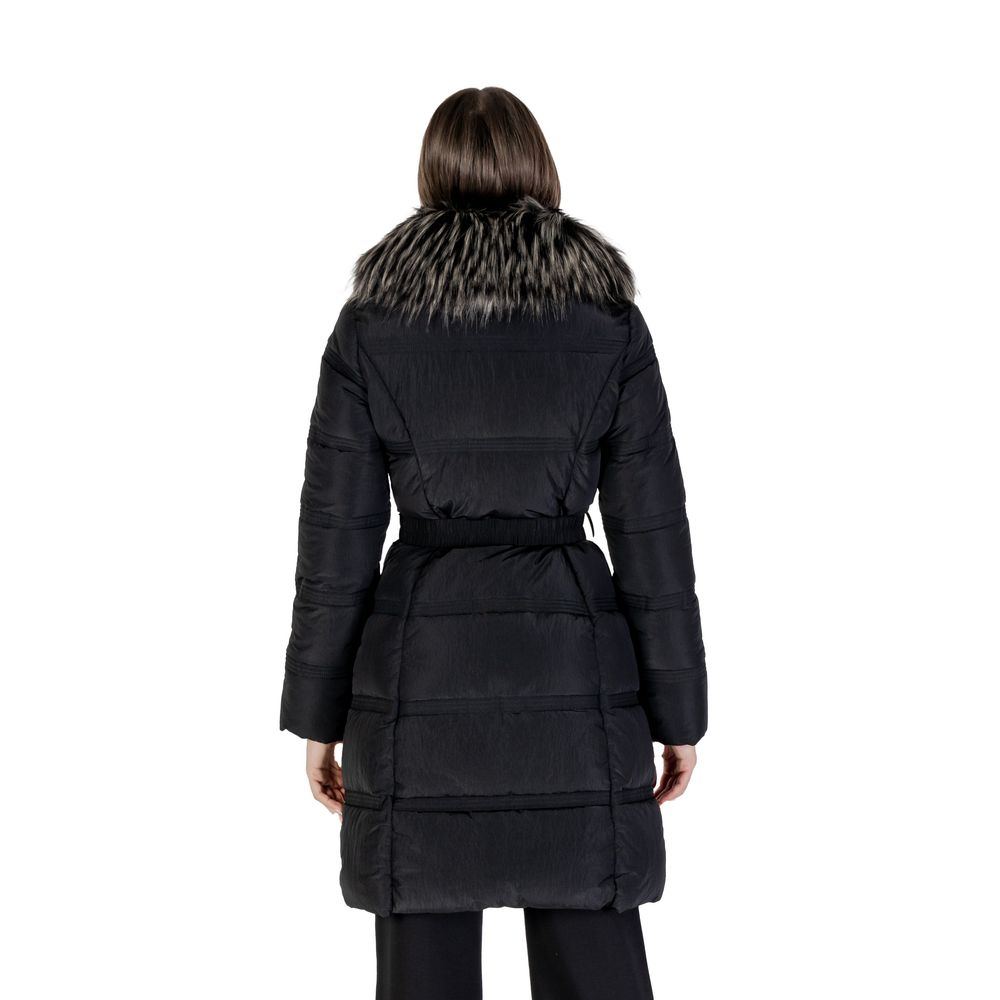Front view with bag zipped and handles upright.
