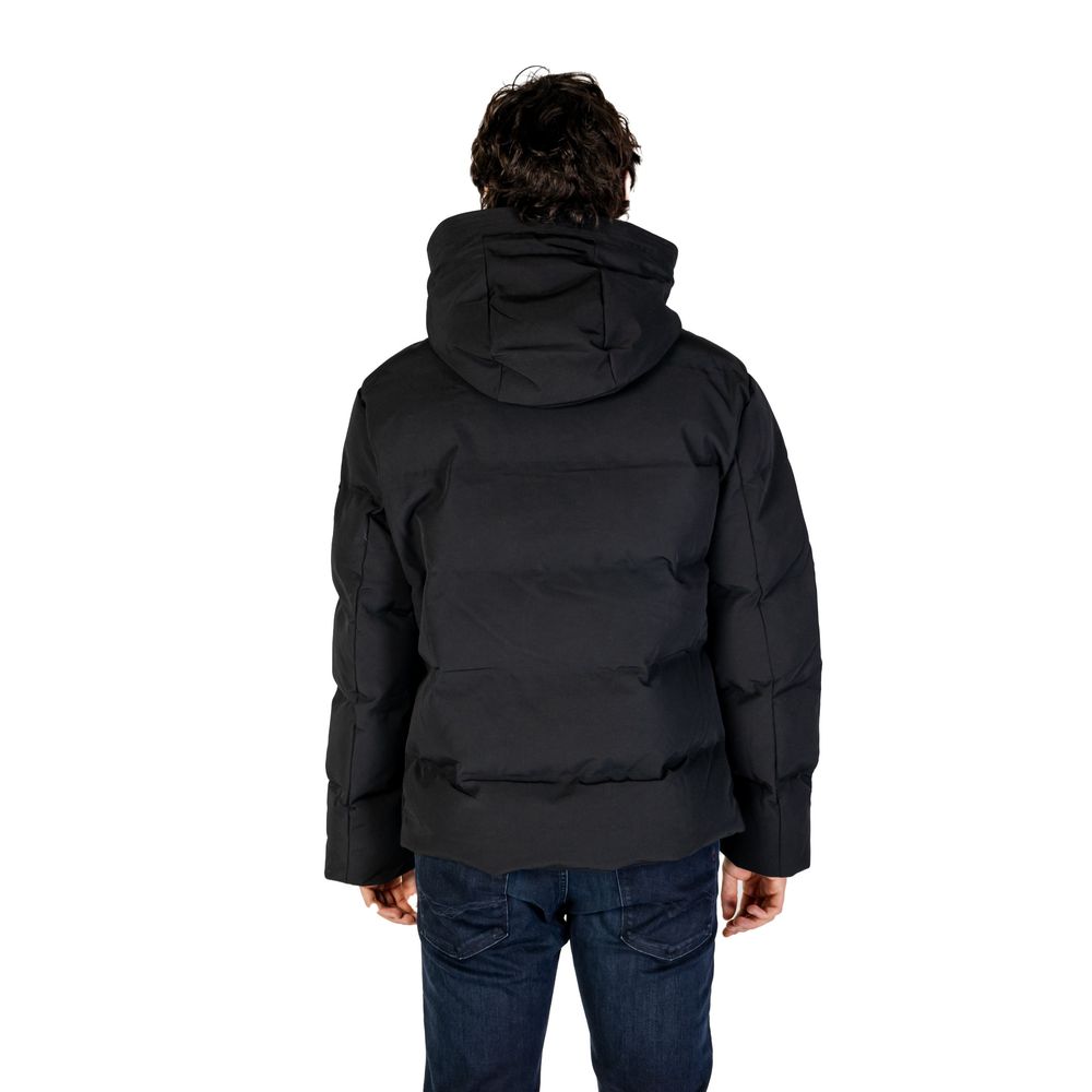 Front view with bag zipped and handles upright.