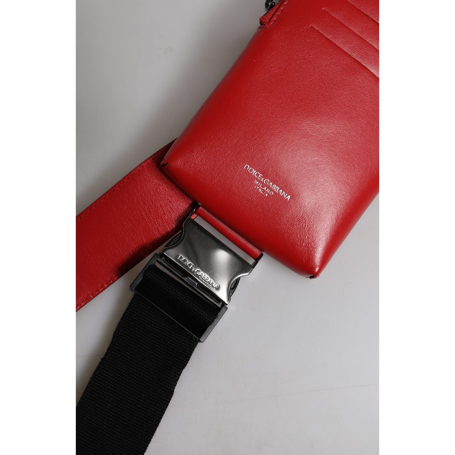 Front view with bag zipped and handles upright.
