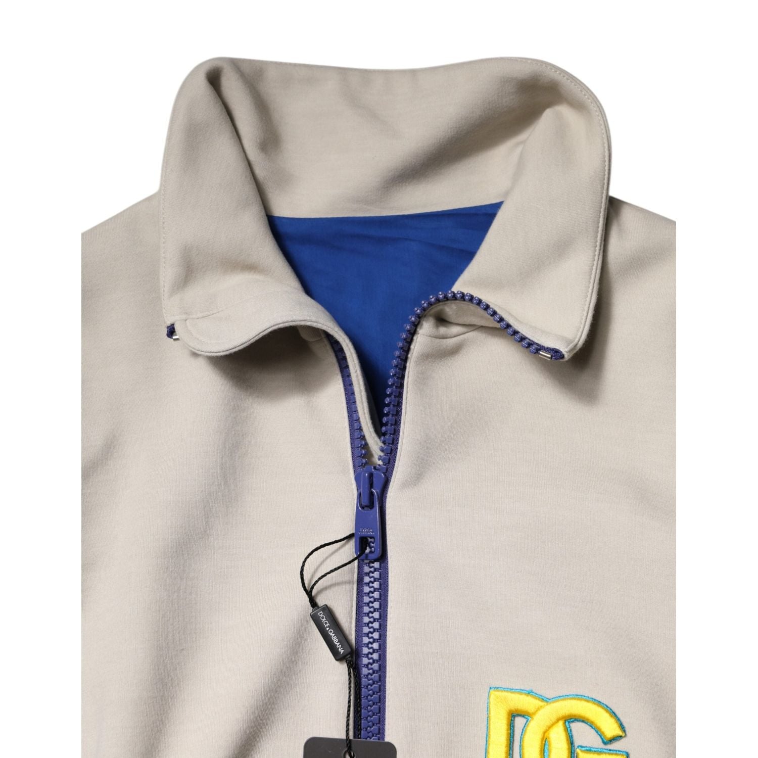 Front view with bag zipped and handles upright.