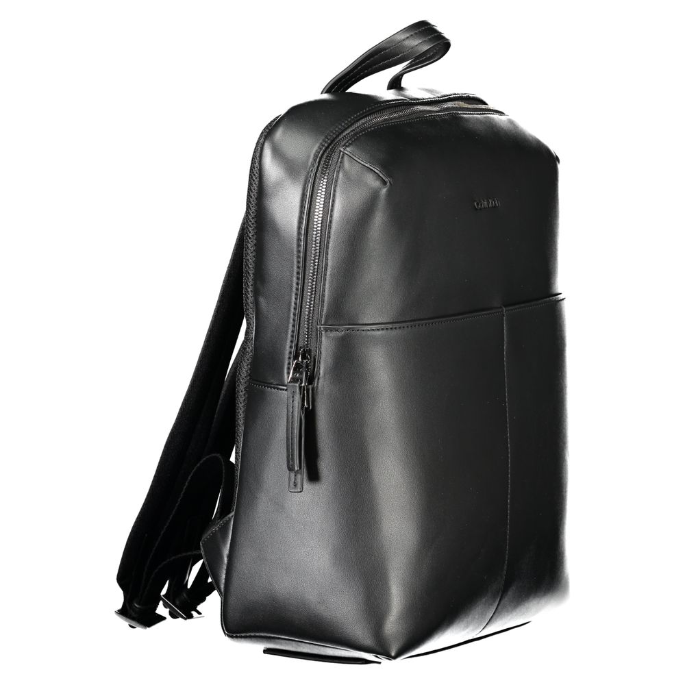 Front view with bag zipped and handles upright.