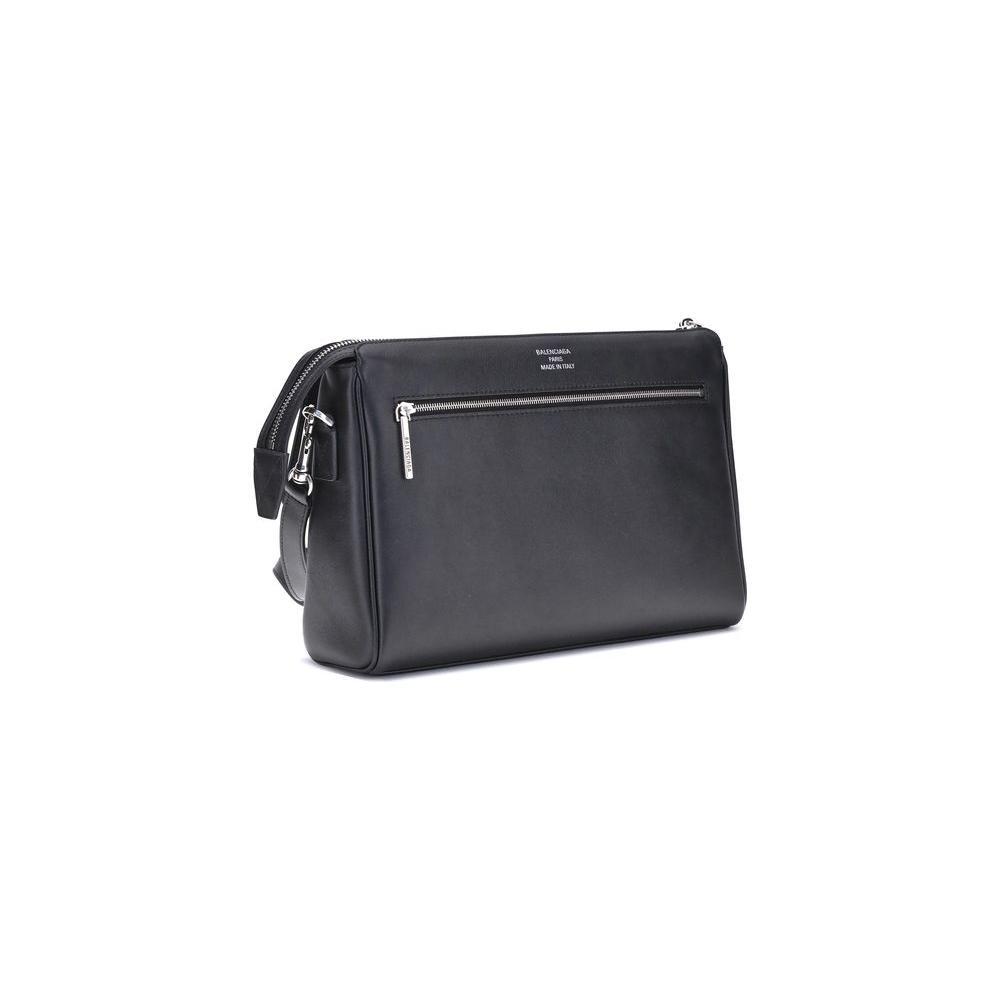Front view with bag zipped and handles upright.