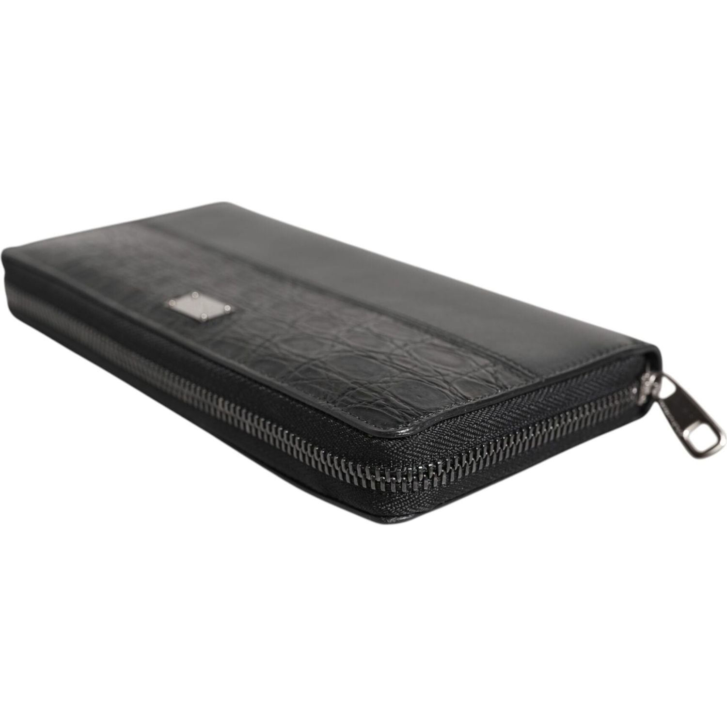 Front view with bag zipped and handles upright.