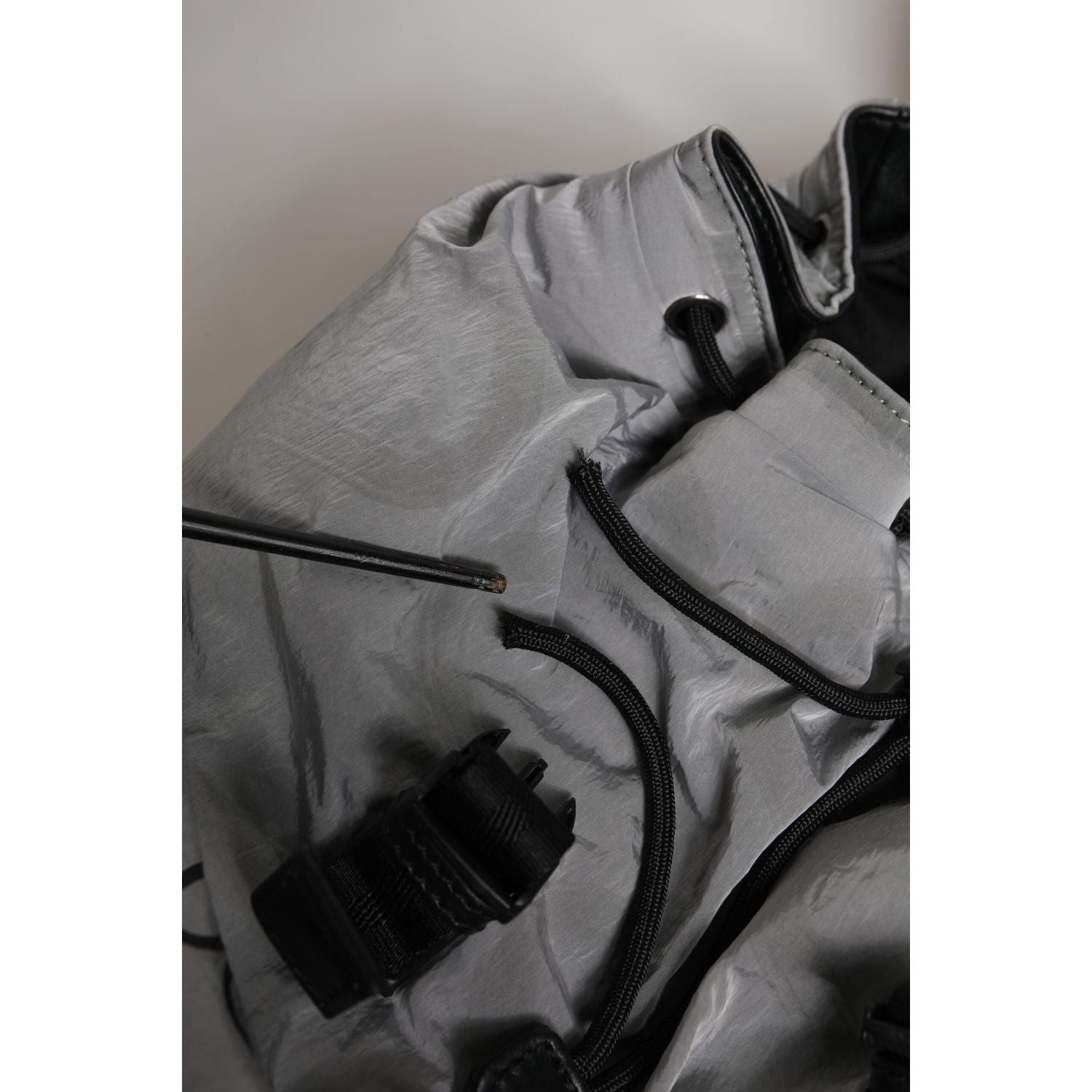Front view with bag zipped and handles upright.
