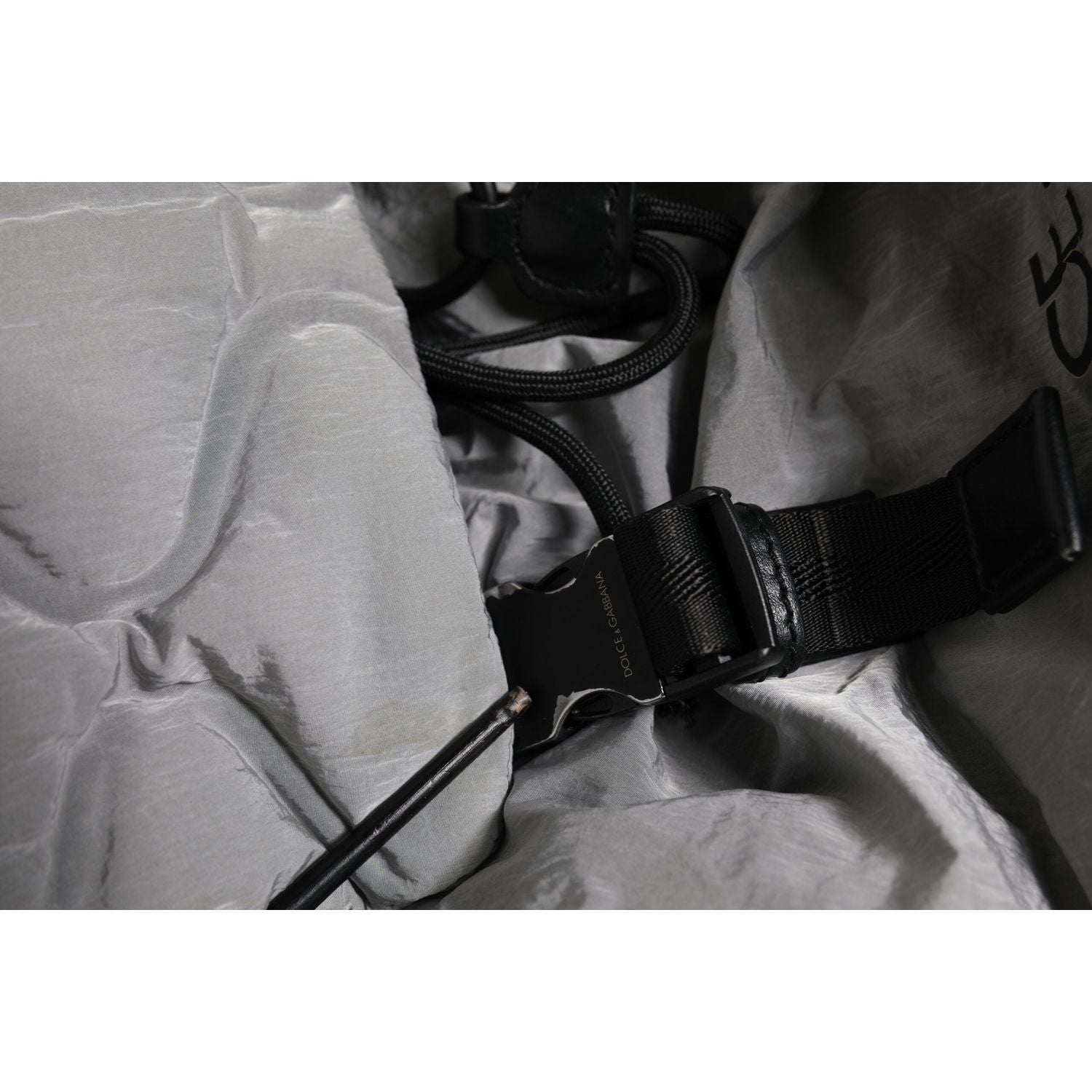 Front view with bag zipped and handles upright.