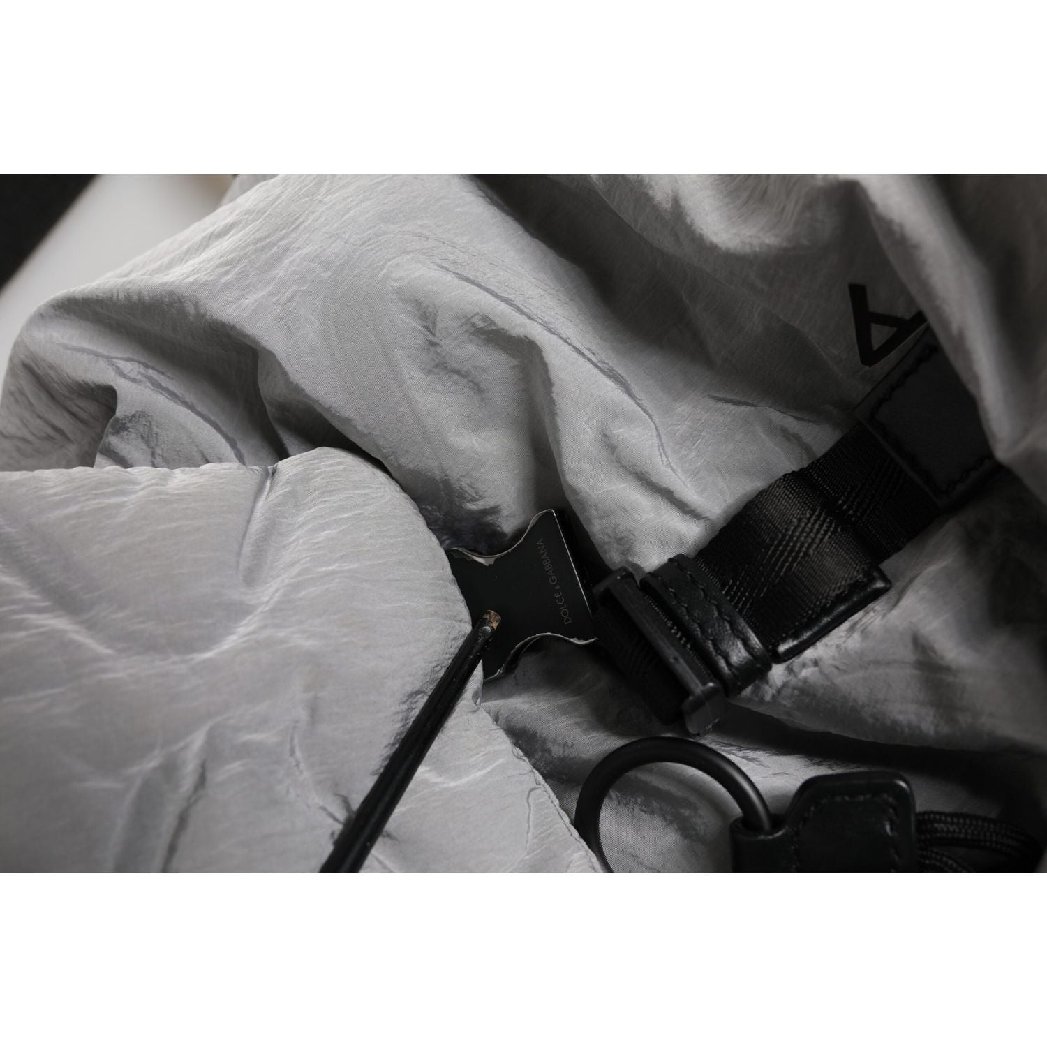 Front view with bag zipped and handles upright.
