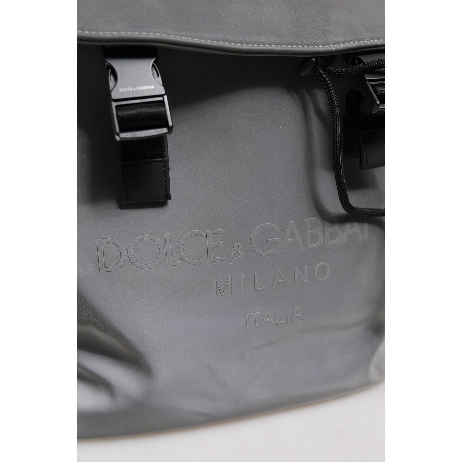 Front view with bag zipped and handles upright.