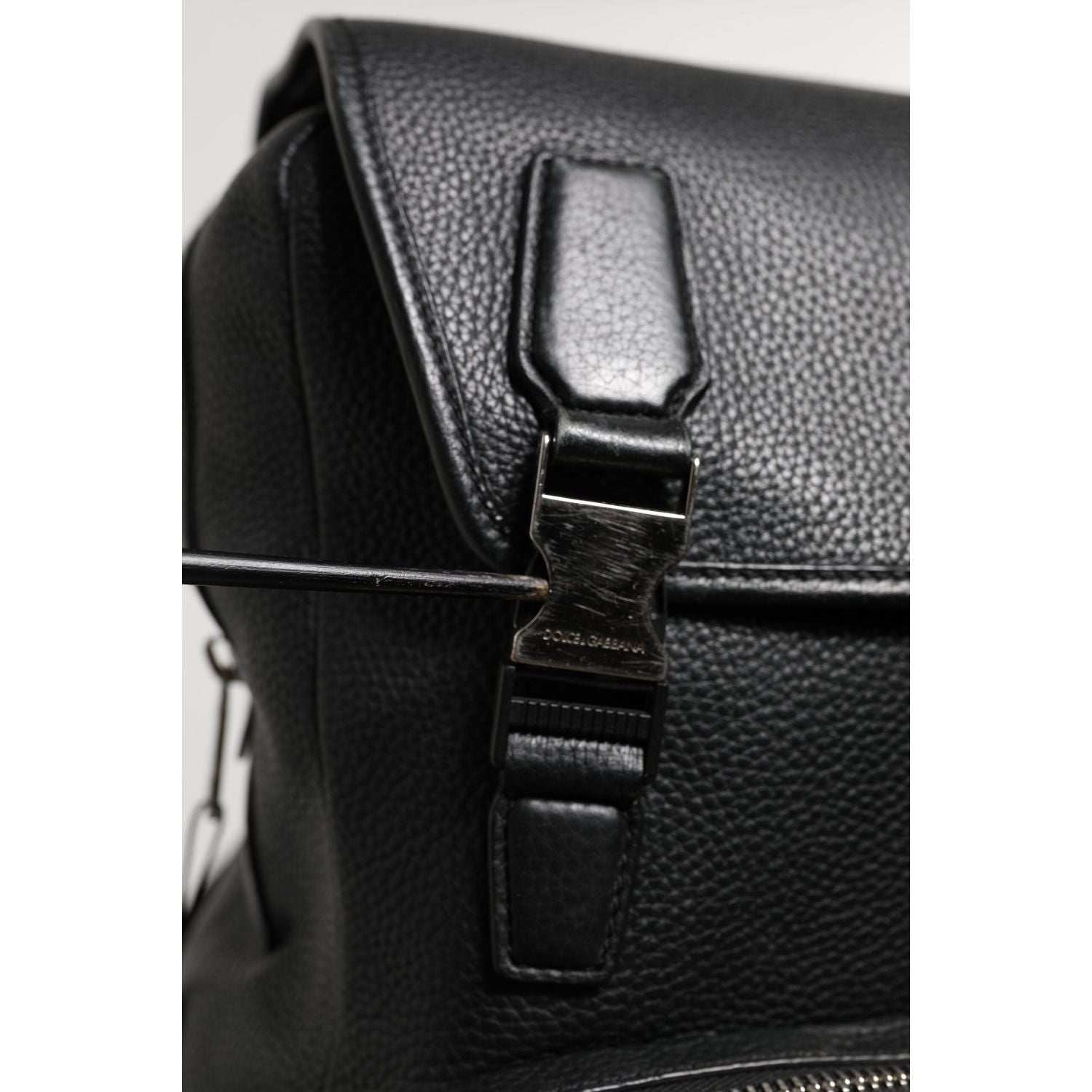 Front view with bag zipped and handles upright.