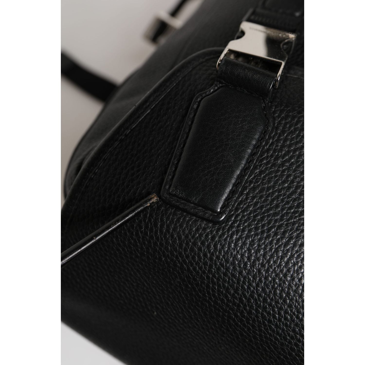 Front view with bag zipped and handles upright.