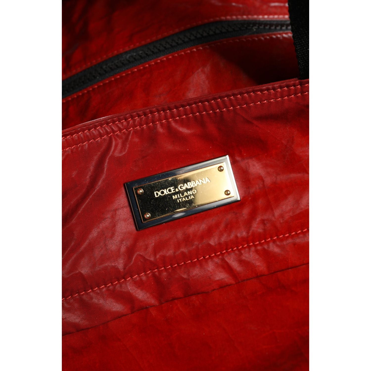 Front view with bag zipped and handles upright.