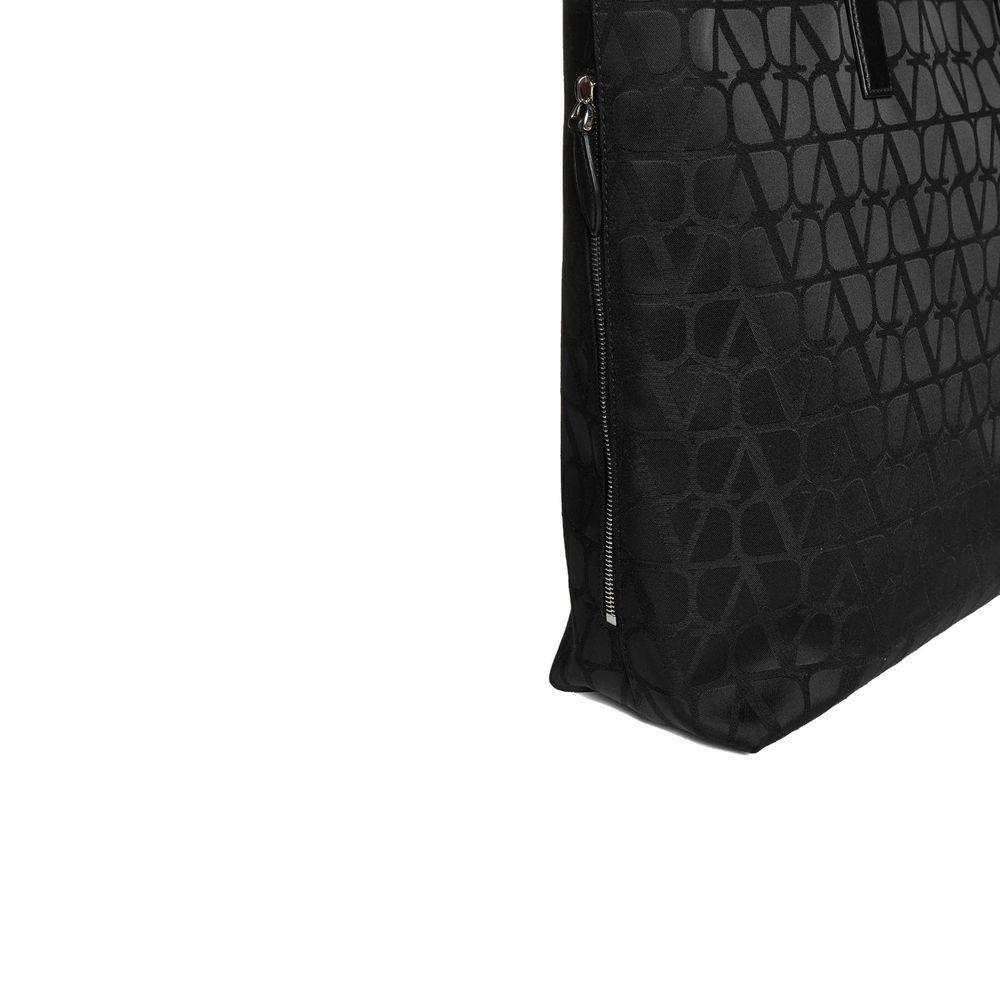 Front view with bag zipped and handles upright.