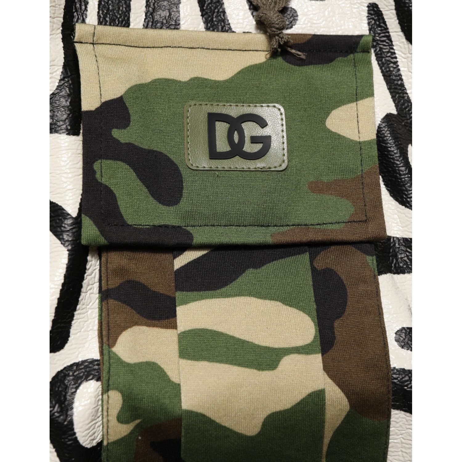 Front view with bag zipped and handles upright.