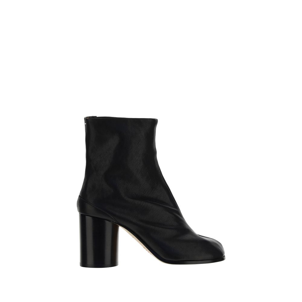 Margiela Black Lamb Ovis Aries Aries Ankle Boots with split toe and cylindrical heel, iconic avant-garde fashion