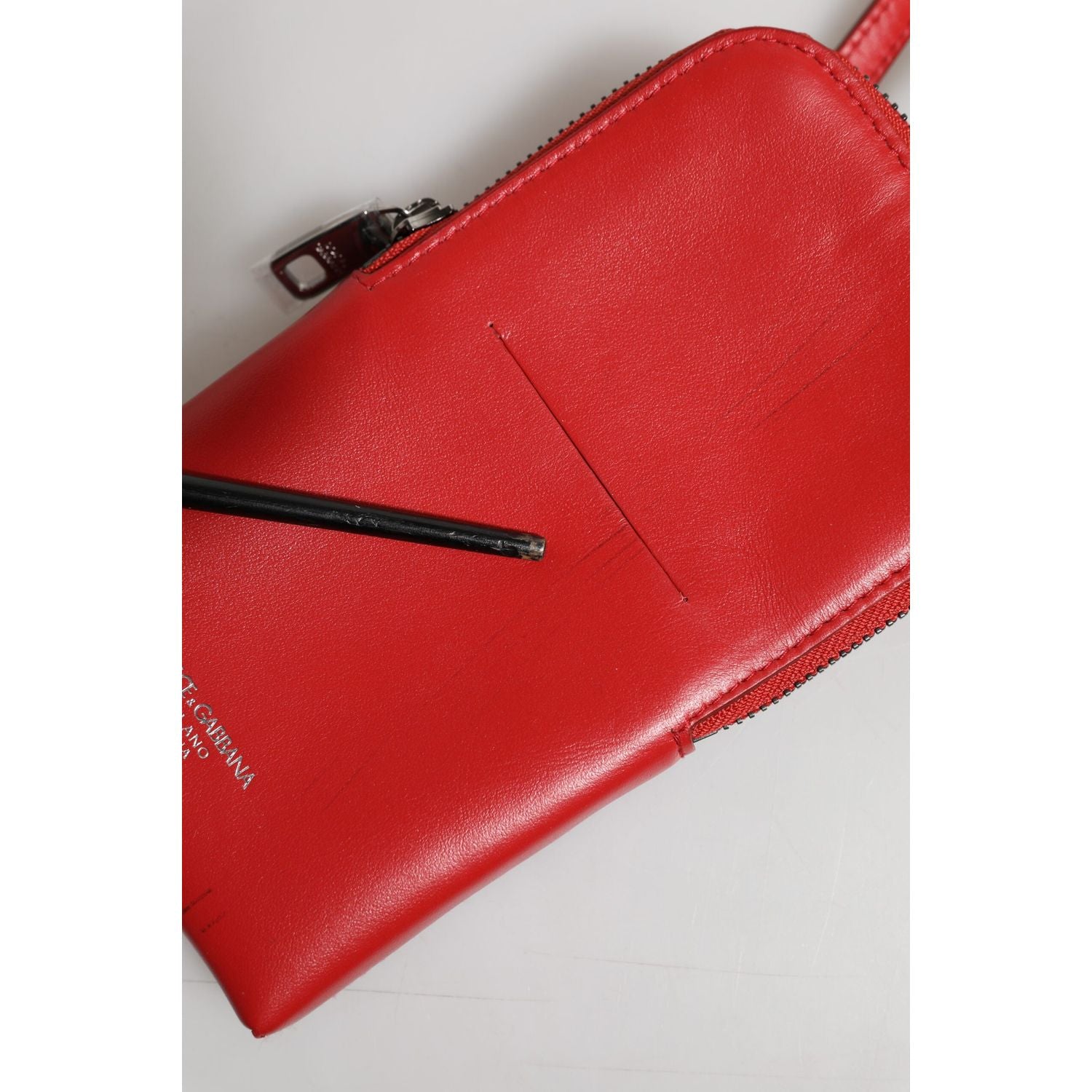 Front view with bag zipped and handles upright.