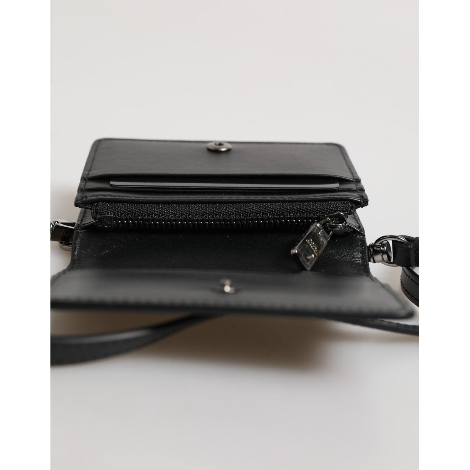 Front view with bag zipped and handles upright.