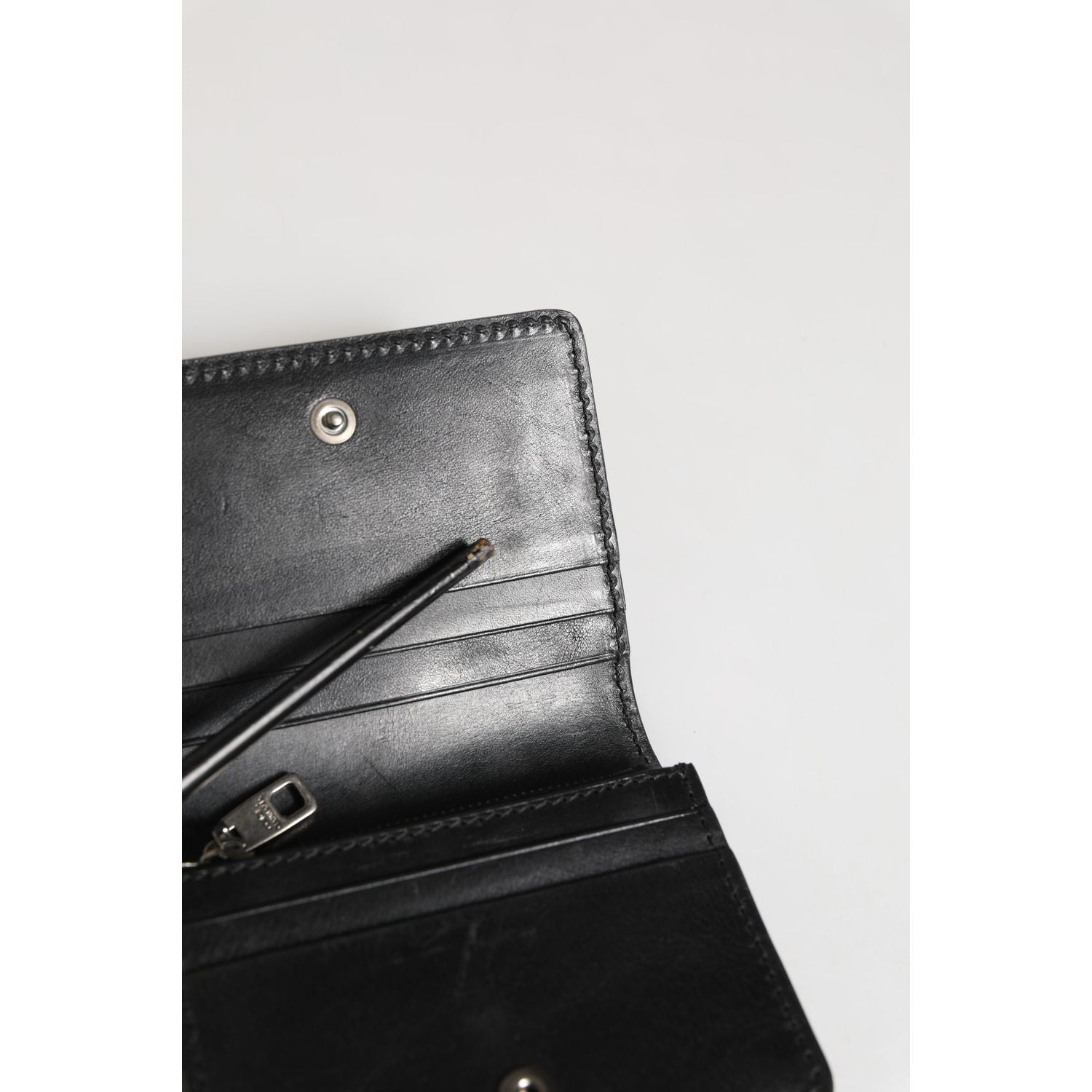 Front view with bag zipped and handles upright.
