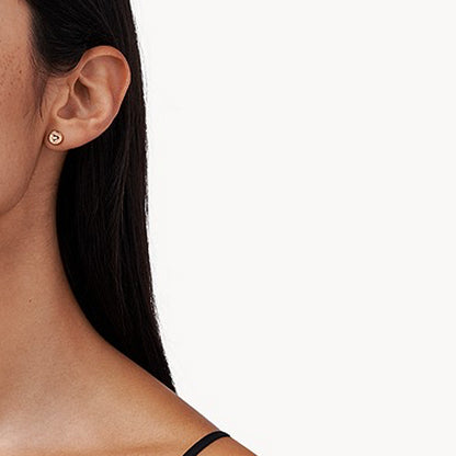 Woman wearing MICHAEL KORS PREMIUM SILVER COLLECTION Mod. MKC1486AN791 earrings in official packaging