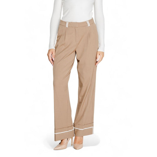 Woman wearing Only Brown Recycled Polyester Pant, fall/winter collection, eco-friendly fashion.