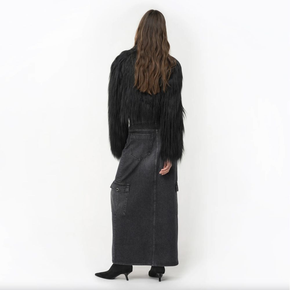 Front view with bag zipped and handles upright.