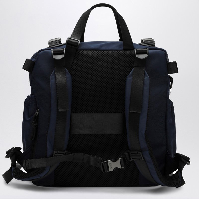 Front view with bag zipped and handles upright.